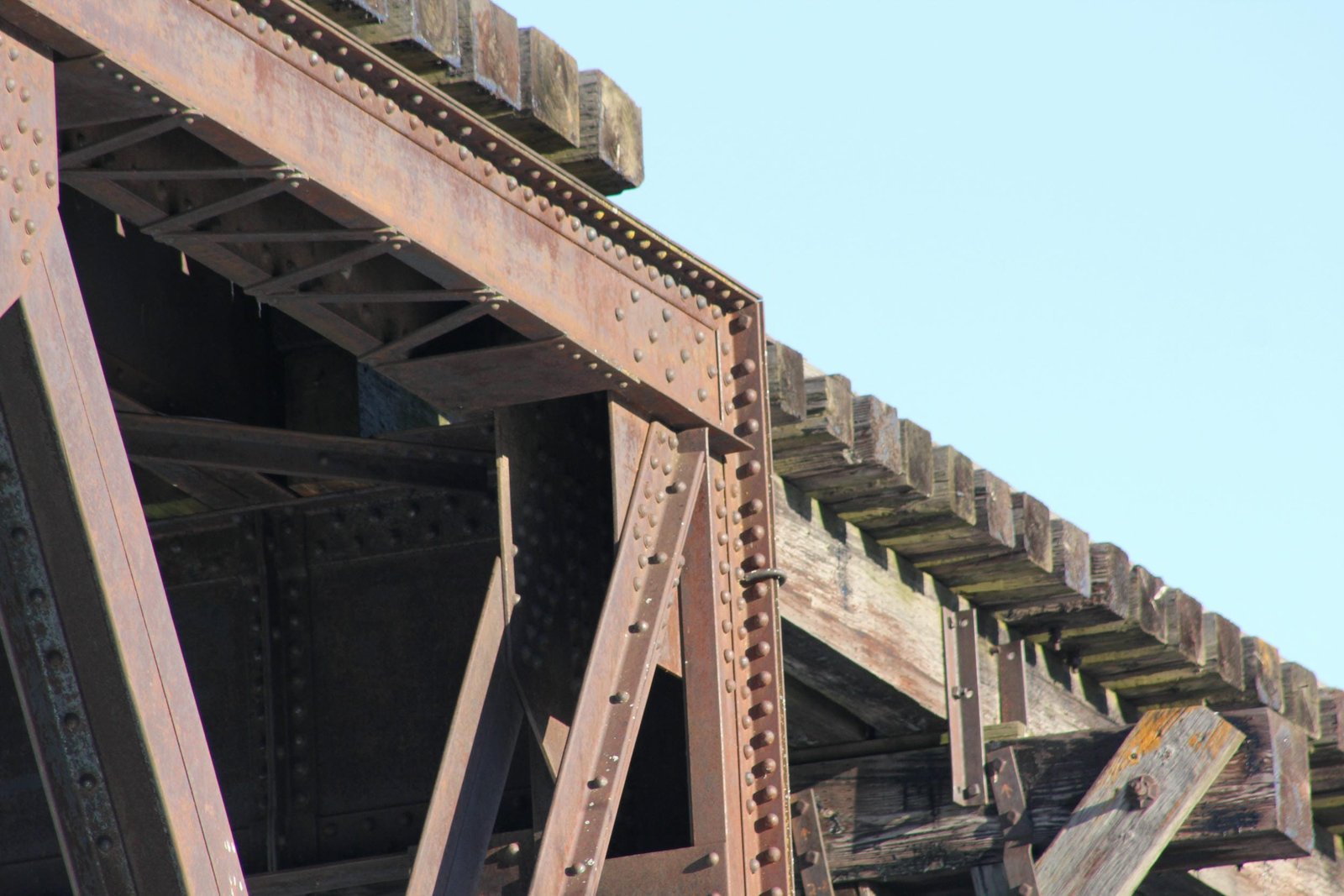 Upper angle connection